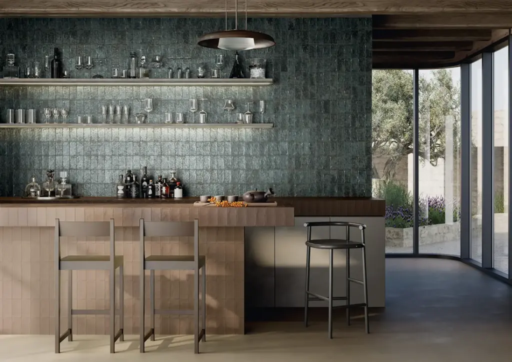 Berlese tiles: a bar with a metallic Aluna Argento back wall