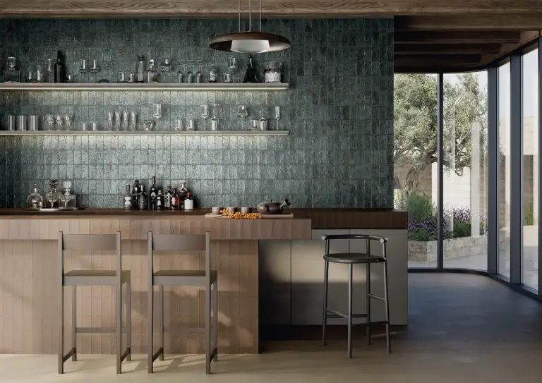 Berlese tiles: a bar with a metallic Aluna Argento back wall